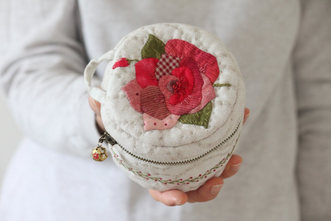 Round Linen Sewing Organizer With Rose, Medium-sized Jewelry Box - 化妆包/杂物包 - 其他材质 