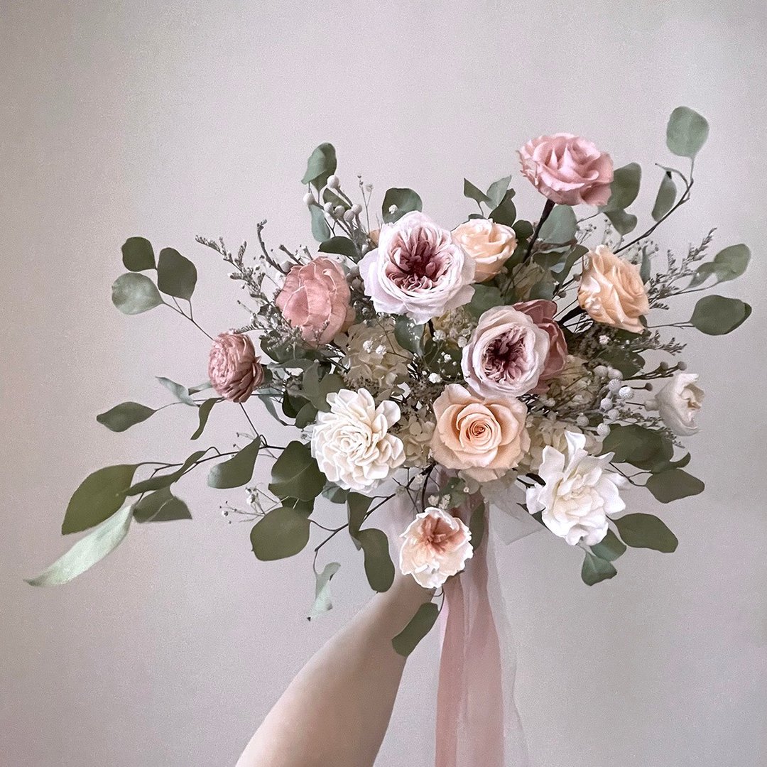 自然风蜜桃黄粉白色系不凋玫瑰捧花─婚礼婚纱照外拍新娘捧花 - 干燥花/捧花 - 植物．花 粉红色