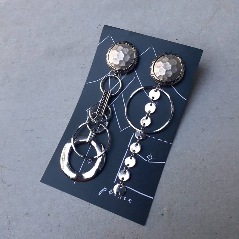 Silver button asymmetric design - 耳环/耳夹 - 其他金属 银色