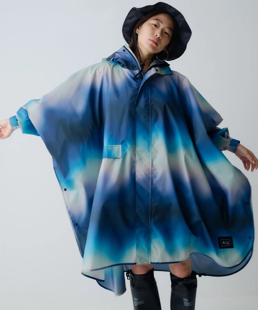 【新款预购】KiU 25 新款二代音乐祭斗篷雨衣城市潮色 (14 色) K404 - 雨伞/雨衣 - 其他材质 