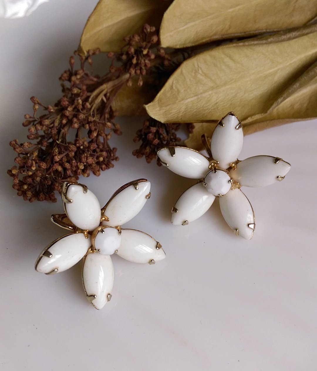 【西洋古董饰品/年代老件】Napier 牛奶玻璃花夹式耳环 - 耳环/耳夹 - 其他金属 白色