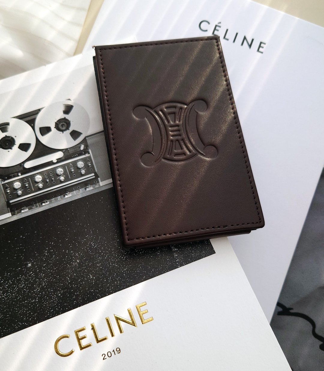 闲置美品 CELINE 凹凸凯旋门 咖啡 可立 随身手镜 旅行镜子化妆镜 - 皮夹/钱包 - 防水材质 咖啡色