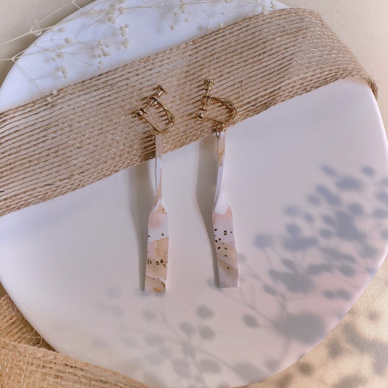 【大理石日】扭转　　　　　　　　　　　　垂坠耳环　金箔　细长 - 耳环/耳夹 - 粘土 白色