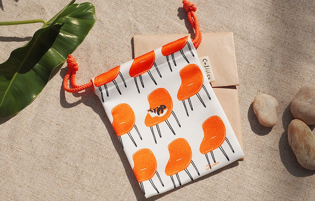 SMALL BAG  CALICO CAT ON ORANGE CHAIR - 束口袋双肩包 - 丝．绢 橘色