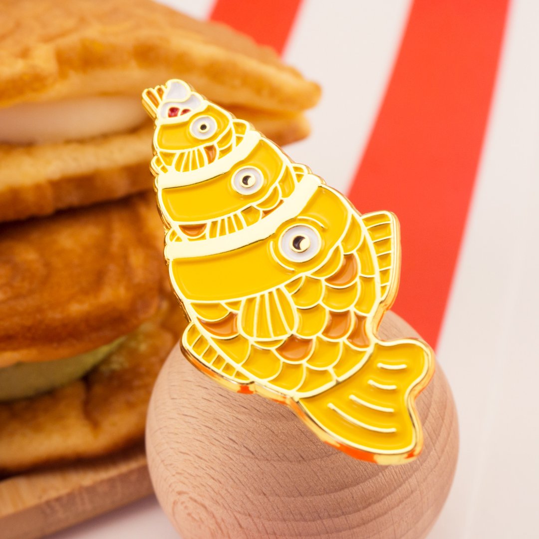 Tai Tai Taiyaki Enamel Pin - 胸针 - 其他金属 橘色