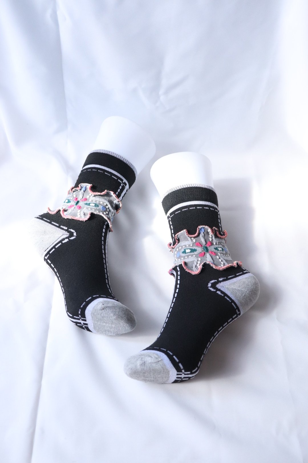 黑×粉 彩色荷叶边袜子 抢眼袜子 个性袜子 22.5〜25 女袜 socks - 袜子 - 其他材质 黑色