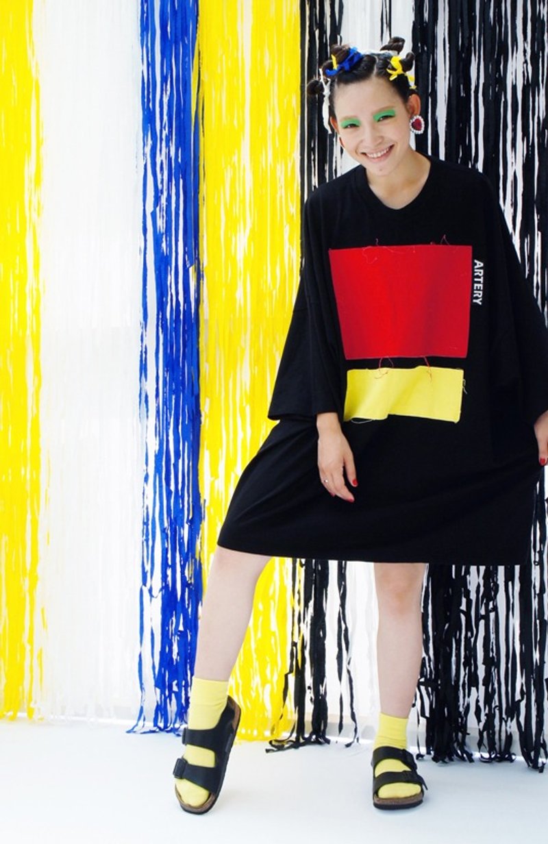 ARTERY OVERSIZED T-SHIRT 黑底拼贴红黄色块 - 女装 T 恤 - 棉．麻 多色