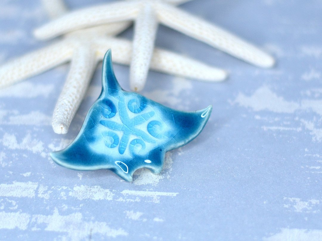 Manta ray ceramic pin brooch - 胸针 - 粘土 蓝色