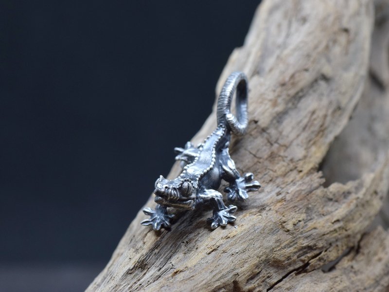 冠毛守宫 (Correlophus ciliatus) 银饰坠饰，附皮绳项链 - 项链 - 其他金属 银色