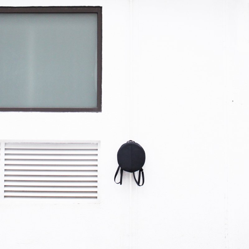 圆 玩味 简约 型格 中性 硬身 黑 后背包 - 后背包/双肩包 - 真皮 黑色