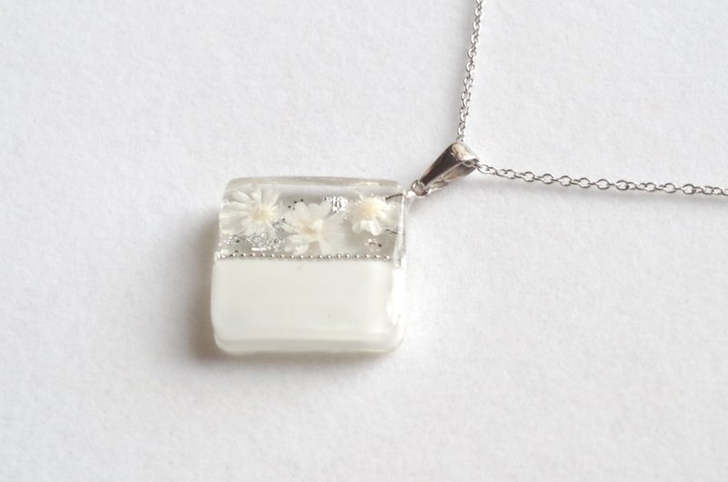 树脂艺术双色花吊坠白 - 项链 - 其他材质 白色