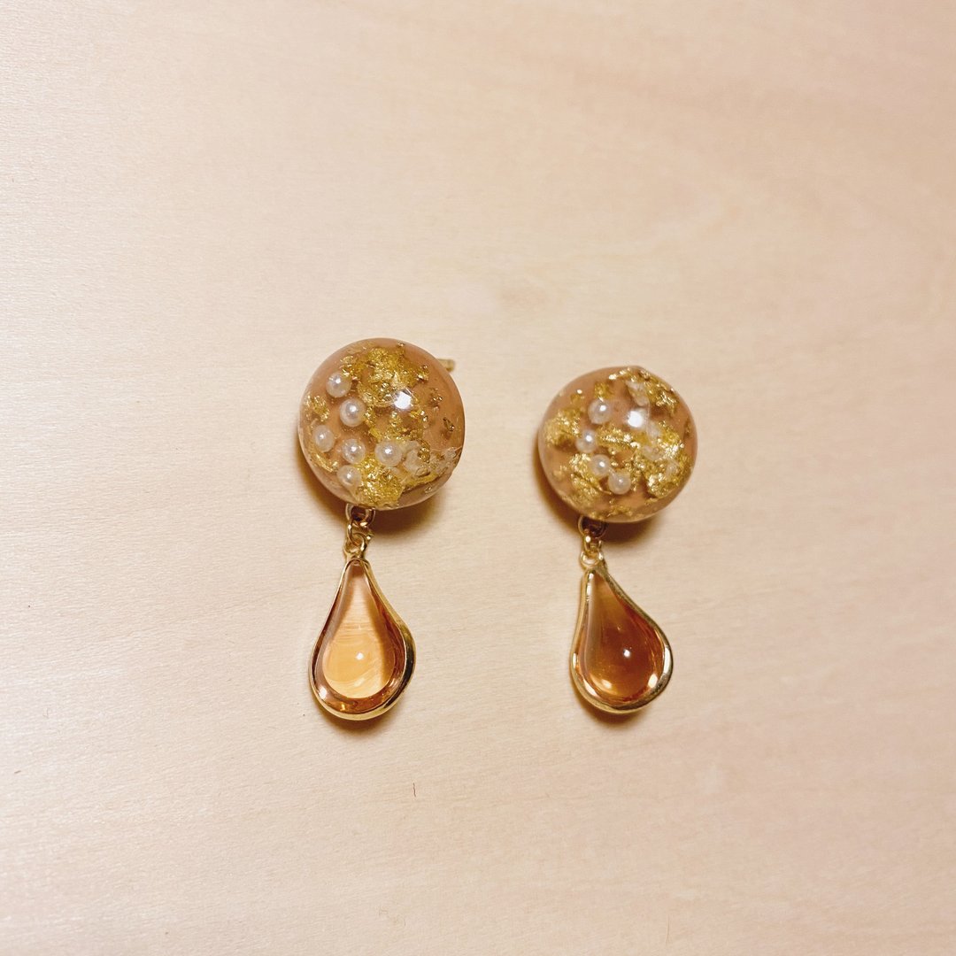复古奶茶色珍珠金箔丸子镶边水滴耳环 - 耳环/耳夹 - 树脂 卡其色