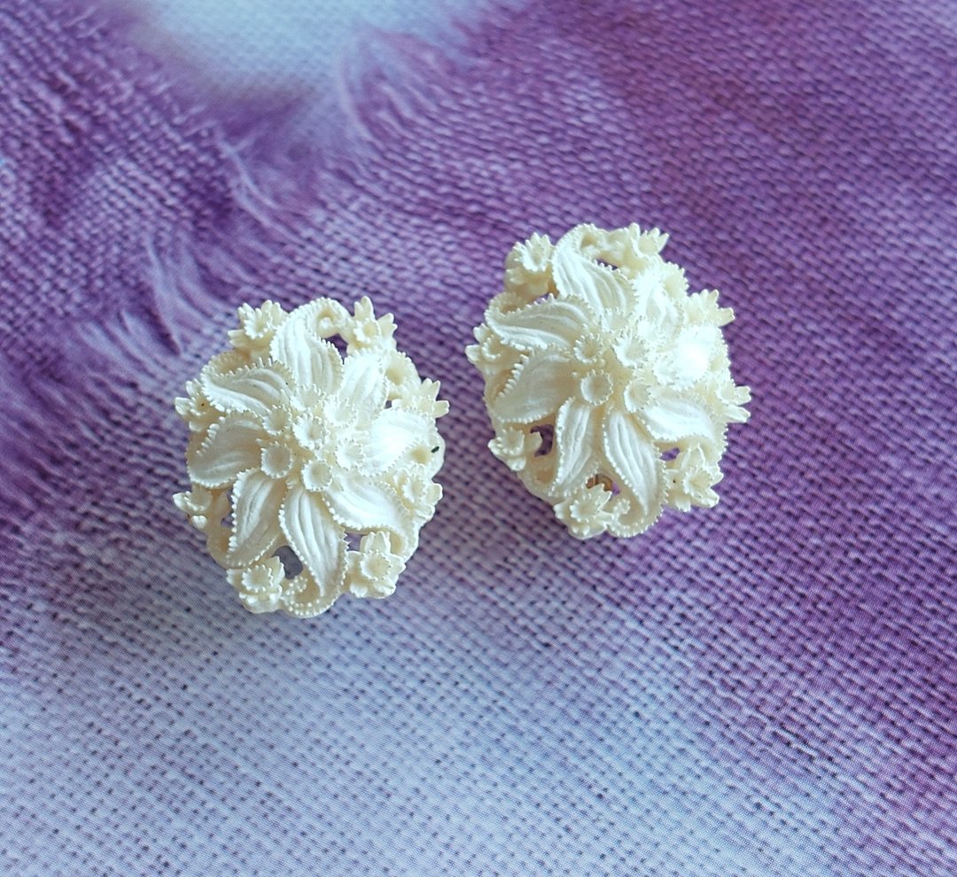 Vintage Jewelry 赛璐珞塑料  小巧 雪绒花 夹式耳环 - 耳环/耳夹 - 其他金属 金色