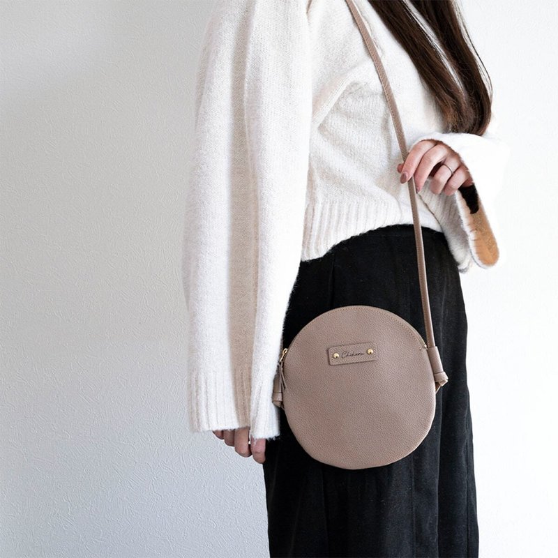 圆形斜背包 【 本革 缩皱皮革 订制姓名吊牌 】 手机斜背包 姓名吊牌 文字刻制 HR04U - 侧背包/斜挎包 - 真皮 咖啡色