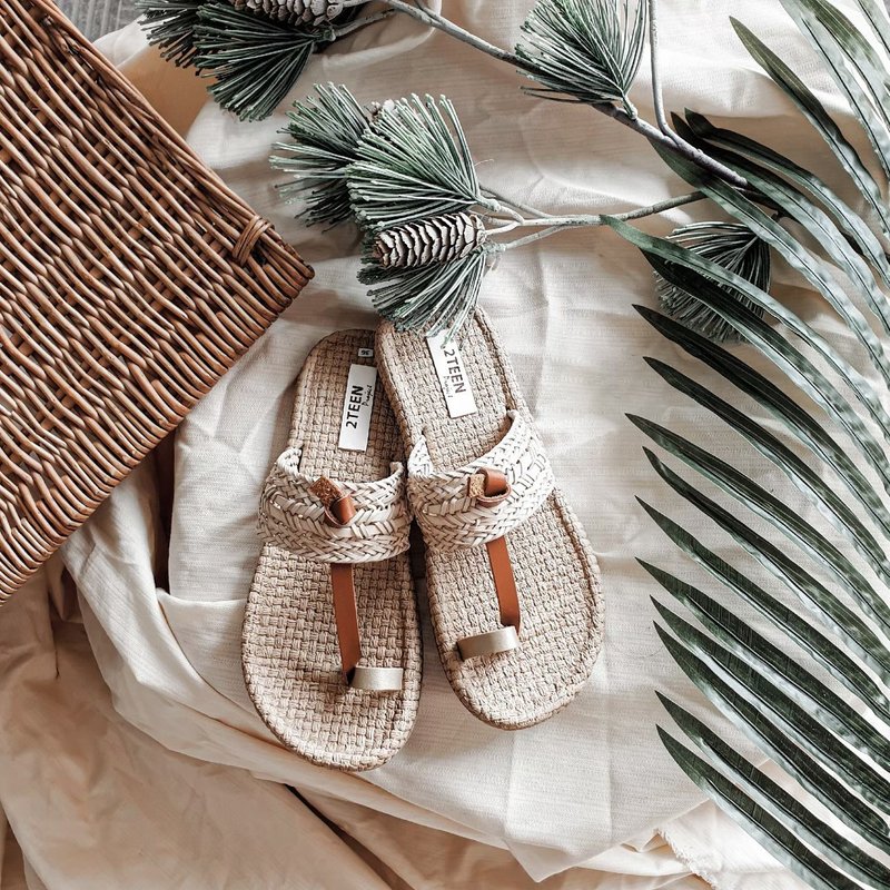 T字带凉鞋：白色 / 棕色 - 女款休闲鞋 - 橡胶 