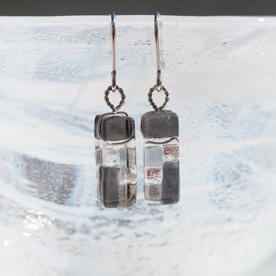 Aurora Glass (Aurora [Monochrome]) Earrings / Clip-On[Choice of metal fittings] [Made to order] - 耳环/耳夹 - 玻璃 黑色
