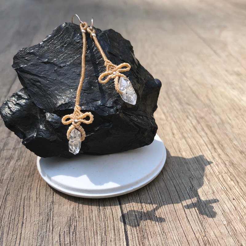 闪灵钻蝴蝶结耳饰 浅棕色 Herkimer Diamond Tiny Bow Earrings - 耳环/耳夹 - 水晶 卡其色