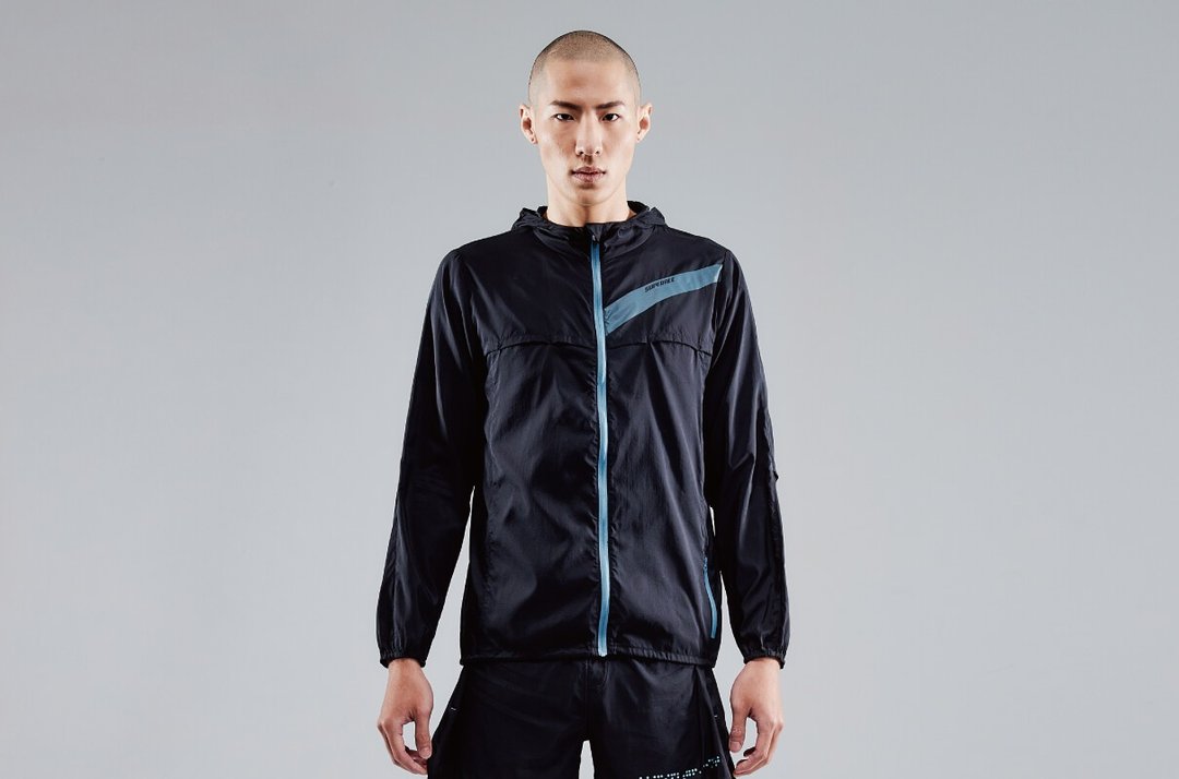 【SUPERACE】轻柔超泼透气跑步外套 男款 - 男装外套 - 尼龙 黑色
