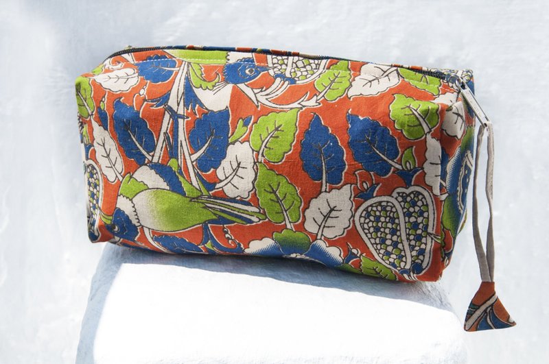 手工木刻印相机包/木刻印化妆包/手机包/杂物包/手拿包-花朵鸟儿 - 手拿包 - 棉．麻 多色