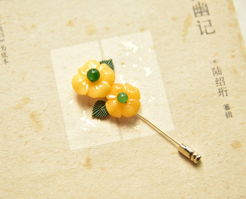 【醒】Amber 天然琥珀蜜蜡花朵和田玉胸针胸花 - 胸针 - 宝石 黄色