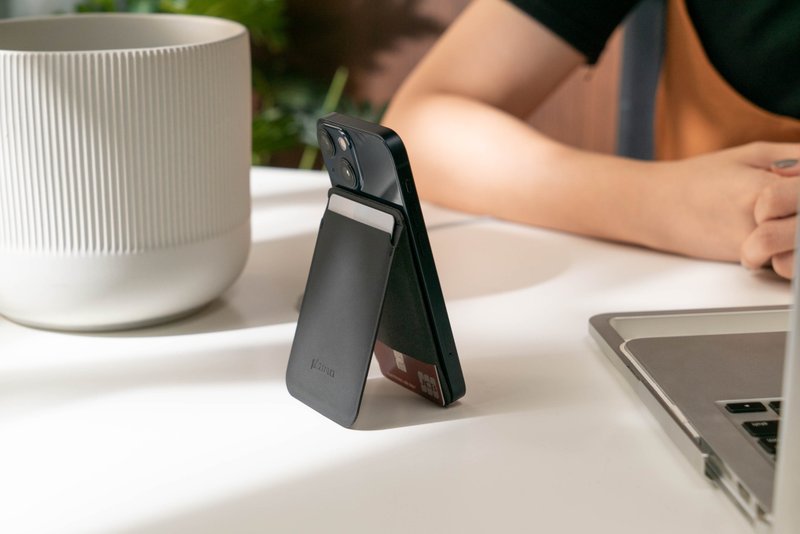 缓存感应立夹 俐落取卡 手机支架 iPhone 12以上适用 - 手机座/防尘塞 - 人造皮革 黑色
