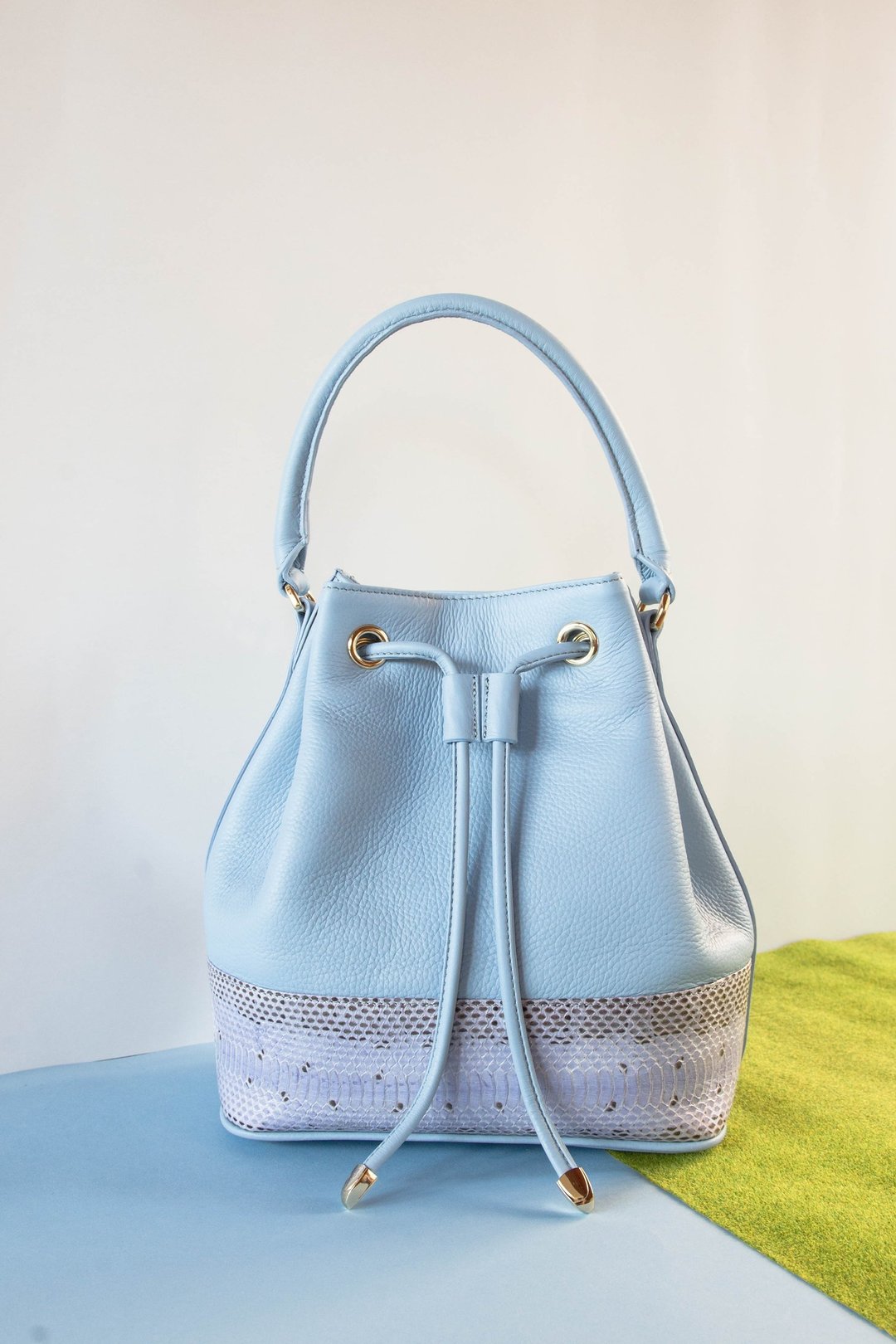 LILY BUCKET BAG IN SERENITY - 手提包/手提袋 - 真皮 蓝色