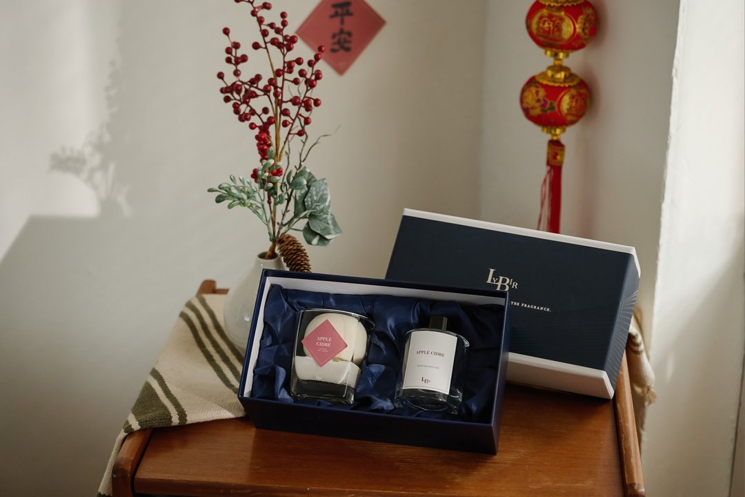 【新春平安礼盒】苹果精油蜡烛+扩香礼盒组 - 香薰/精油/线香 - 玻璃 