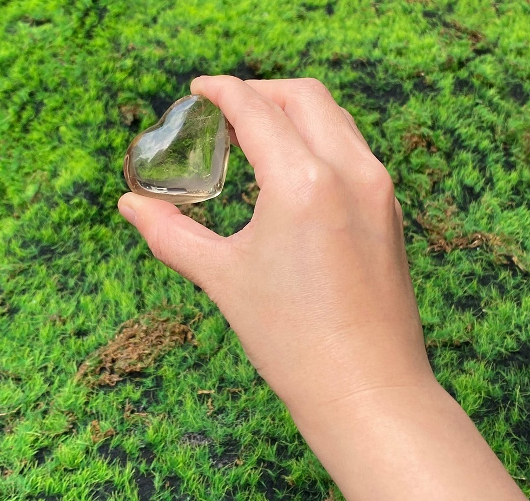 能量摆饰-天然冰透浅茶晶爱心 能量 疗愈 招财 净化 快速出货 - 摆饰 - 水晶 卡其色