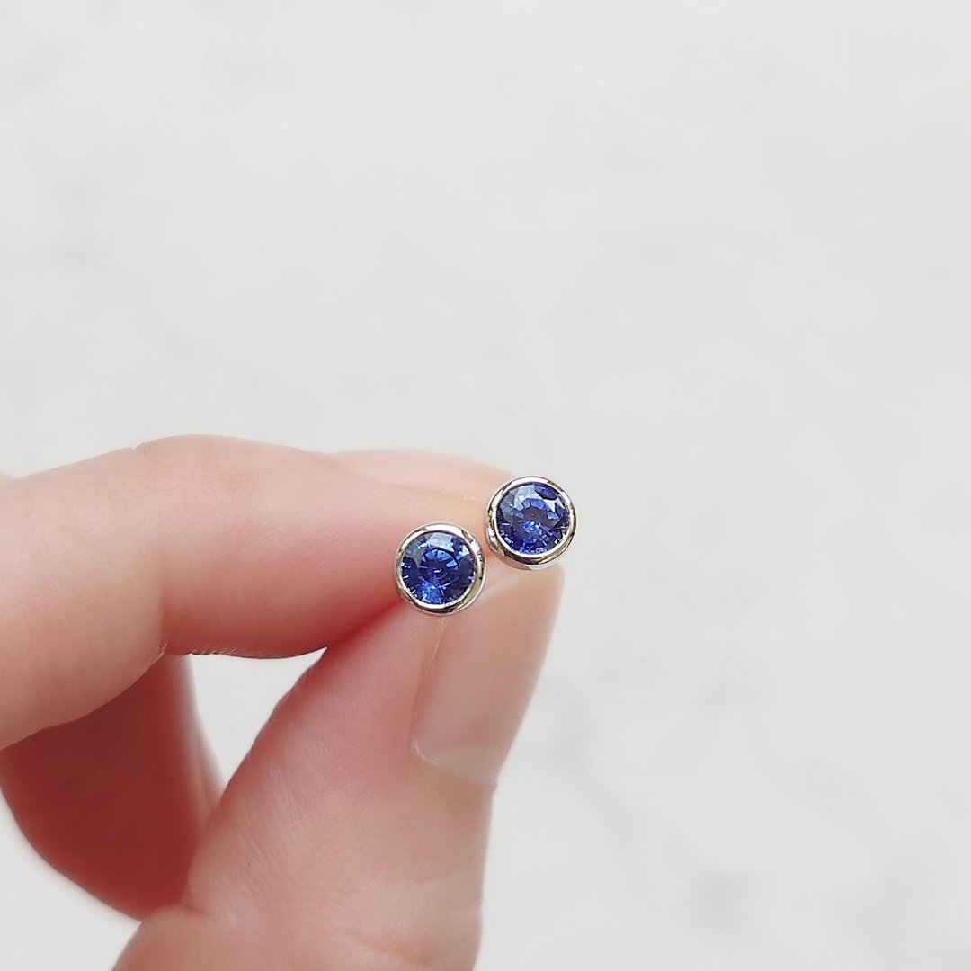 限量现货 - 天然蓝宝石 皇家蓝 极简包镶 纯 18K 白金耳钉 - 耳环/耳夹 - 宝石 蓝色