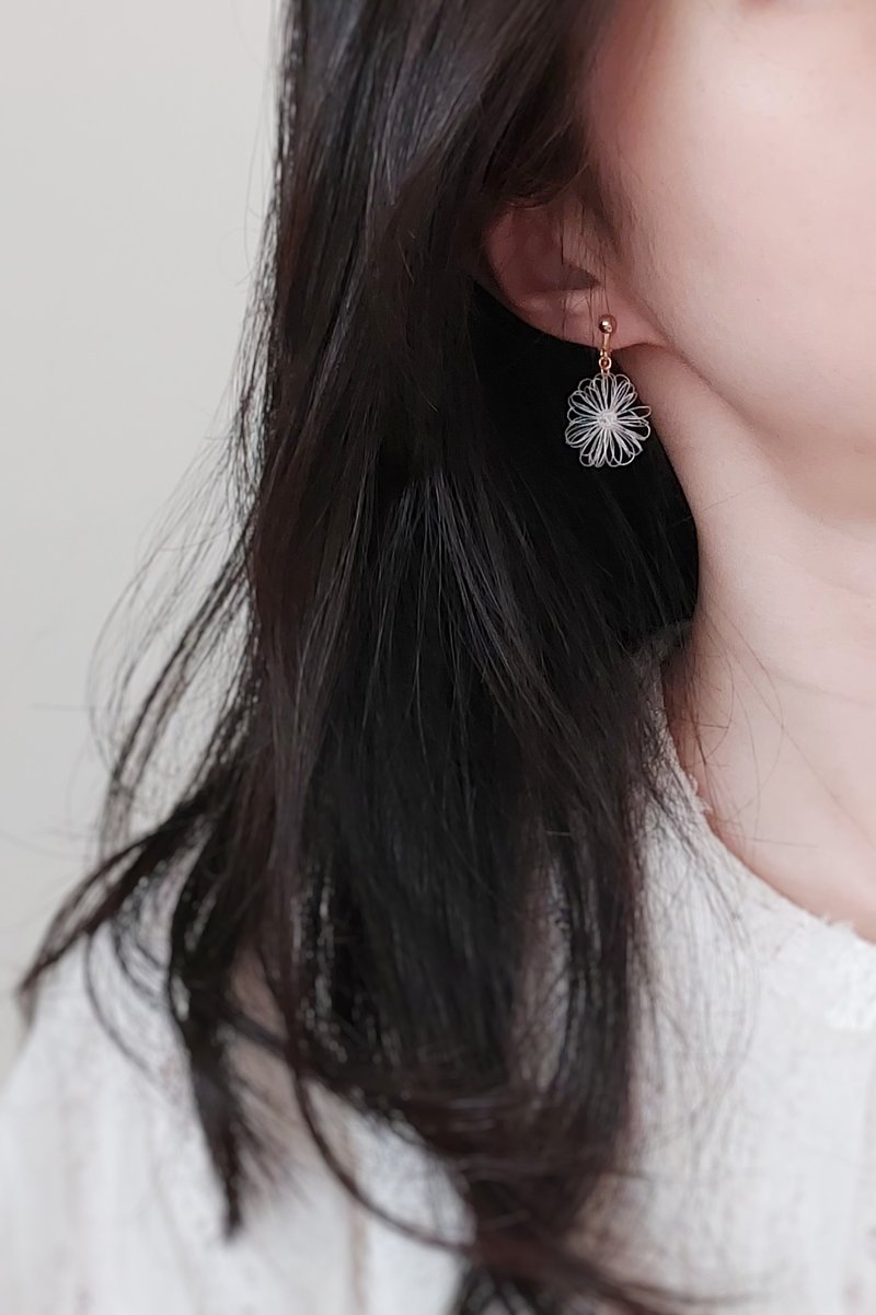 率性小花 小花魔法 尺寸大 镂空编织耳环 - 耳环/耳夹 - 绣线 多色