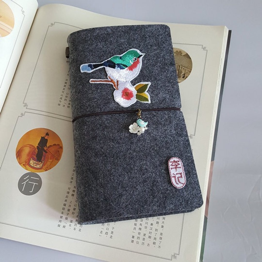 新品限时优惠5折 定制 可刻字 绣字 刺绣小鸟 日记本 随身手账  旅行记事本 a6 活页 中式 复古手工笔记本 毛毡本子 生日礼物 毕业礼物 - 笔记本/手帐 - 纸 银色