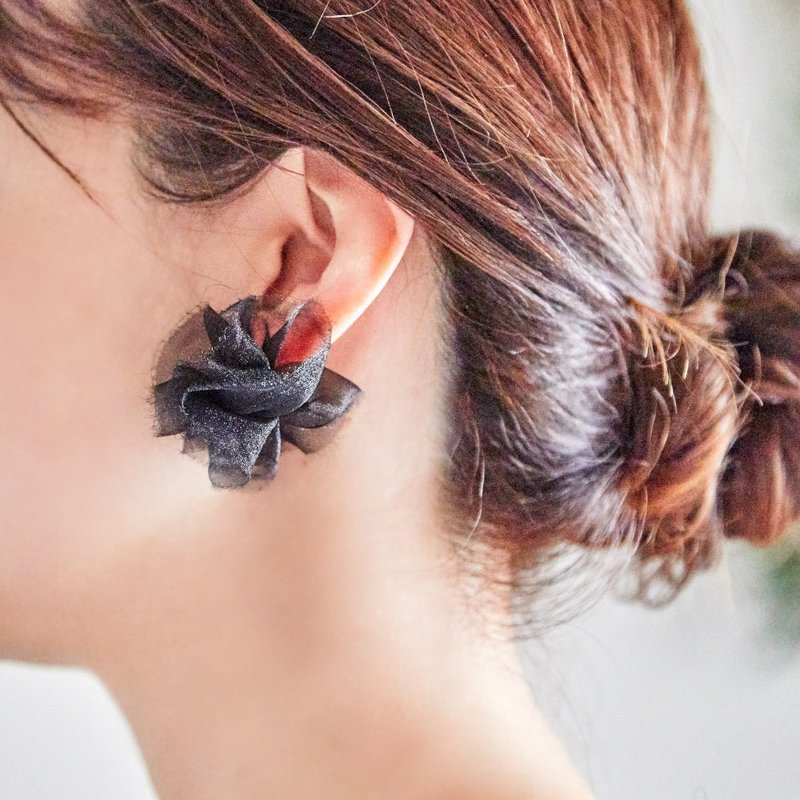 ブラック|大きさえらべる花咲きぽんぽんフリル|ピアス/イヤリング - 耳环/耳夹 - 其他材质 黑色