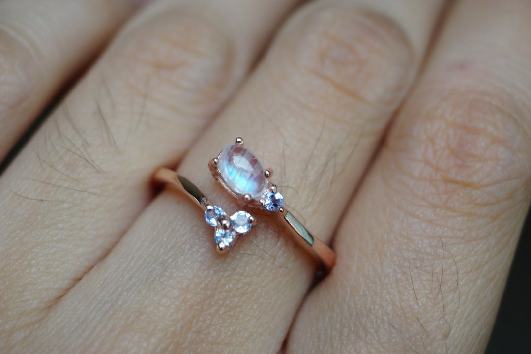 Natural Rainbowmoonstone Ring Silver925 with rose gold plated - 戒指 - 纯银 白色