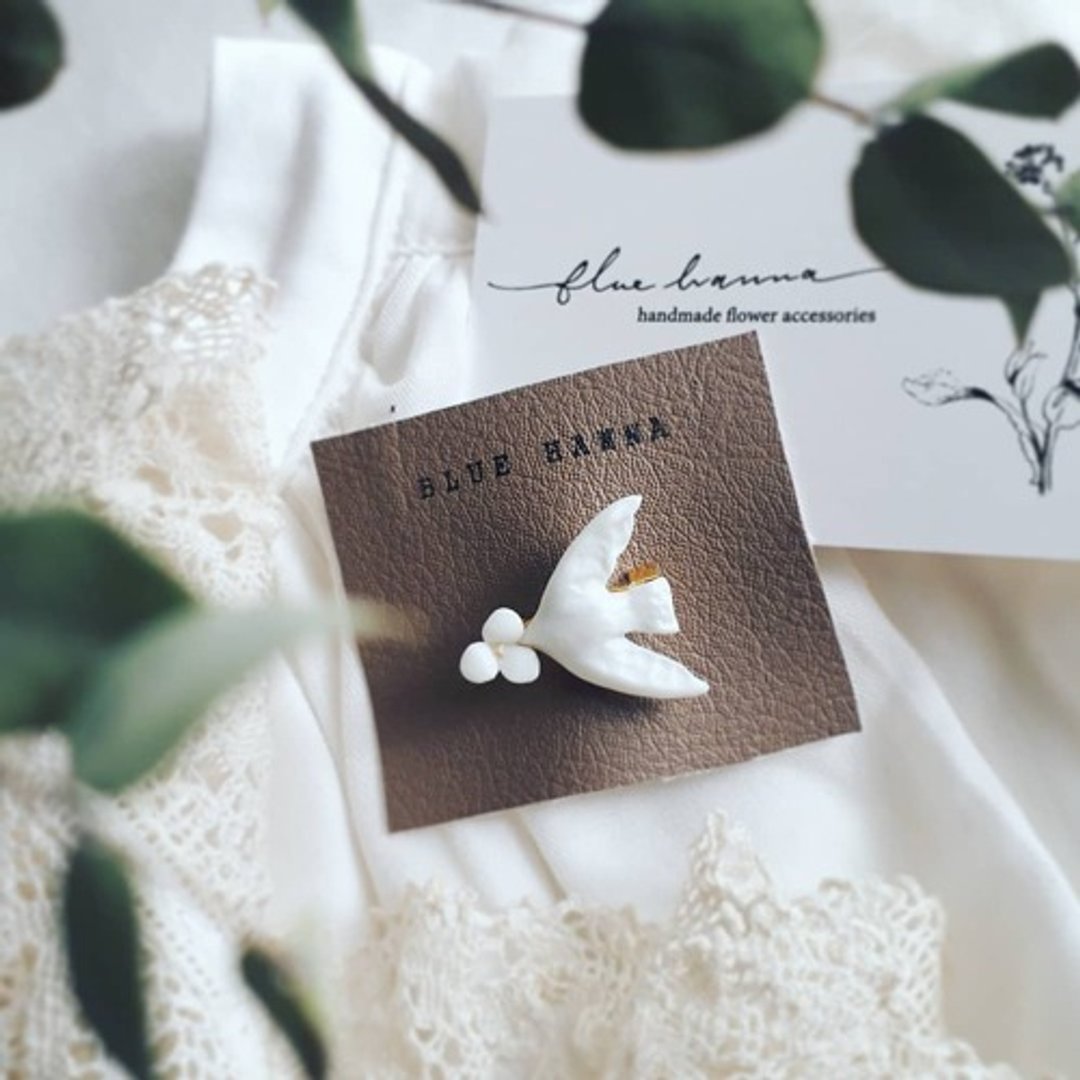 White Porcelain Amakusa Flower lover Brooch Bird Carrying a Single Flower - 胸针 - 陶 白色
