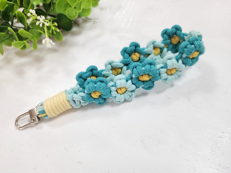 F.S.H 设计款。公主配色五瓣花朵编织款手腕手机绳 - 挂绳/吊绳 - 棉．麻 多色