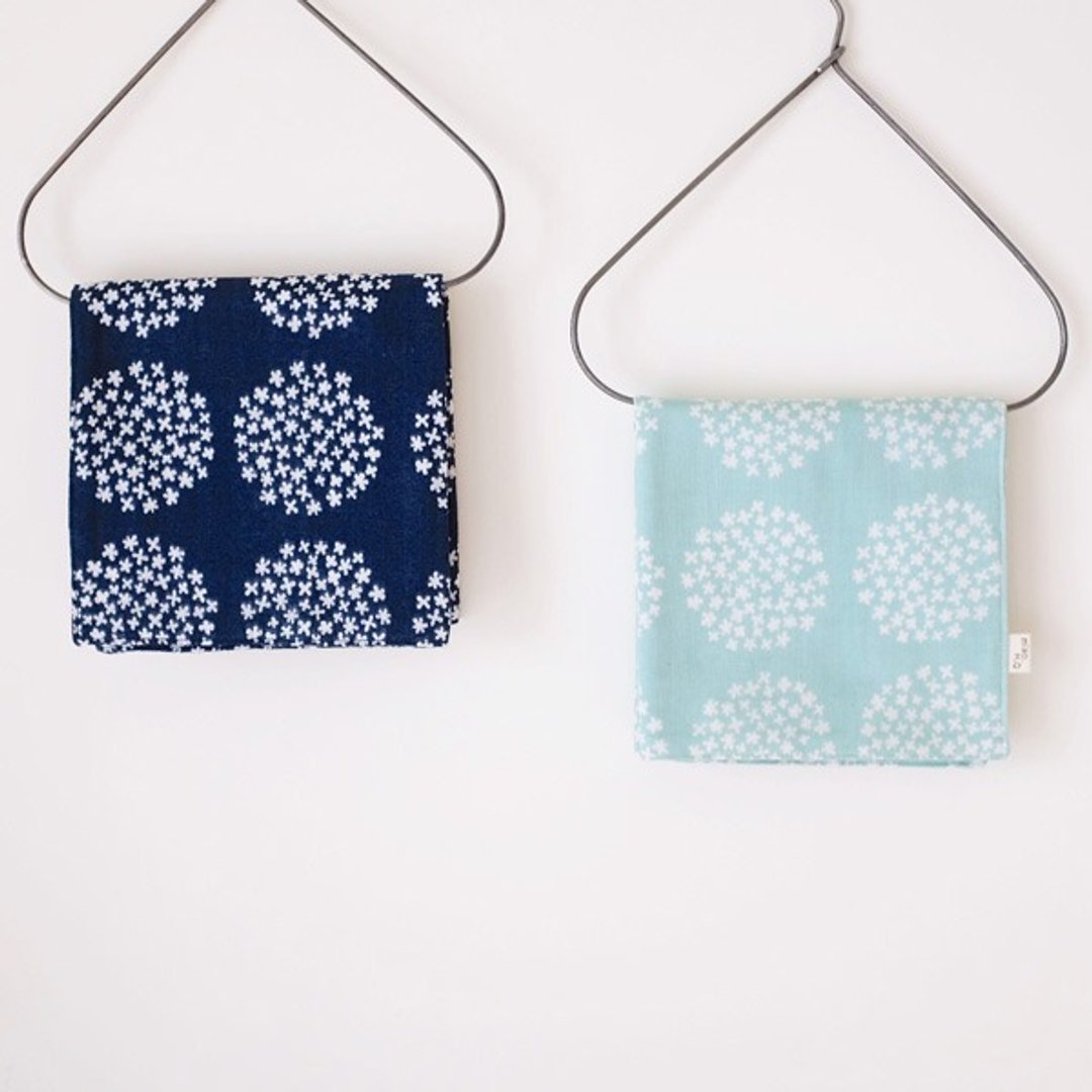 四季必备小物。北欧风绣球花二重纱手帕。深蓝 - 手帕/方巾 - 纸 多色