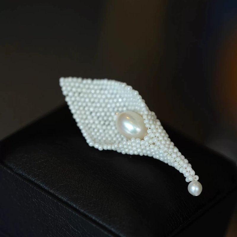 胸针 小众高级感马蹄莲天然珍珠气质优雅别针固定衣服胸花 - 胸针 - 环保材料 白色