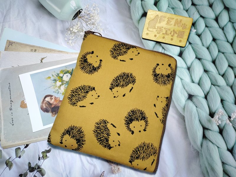 动物系列-日本棉布卡其色底刺猬款L型拉链袋加铺棉-电子书保护套- - 手机壳/手机套 - 棉．麻 