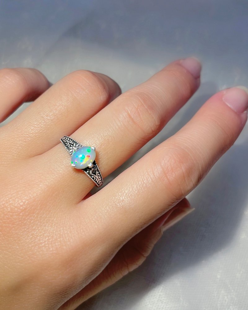 菱形古典雕花  爪镶白欧泊戒指 / 蛋白石 / 925纯银 / Opal - 戒指 - 宝石 白色