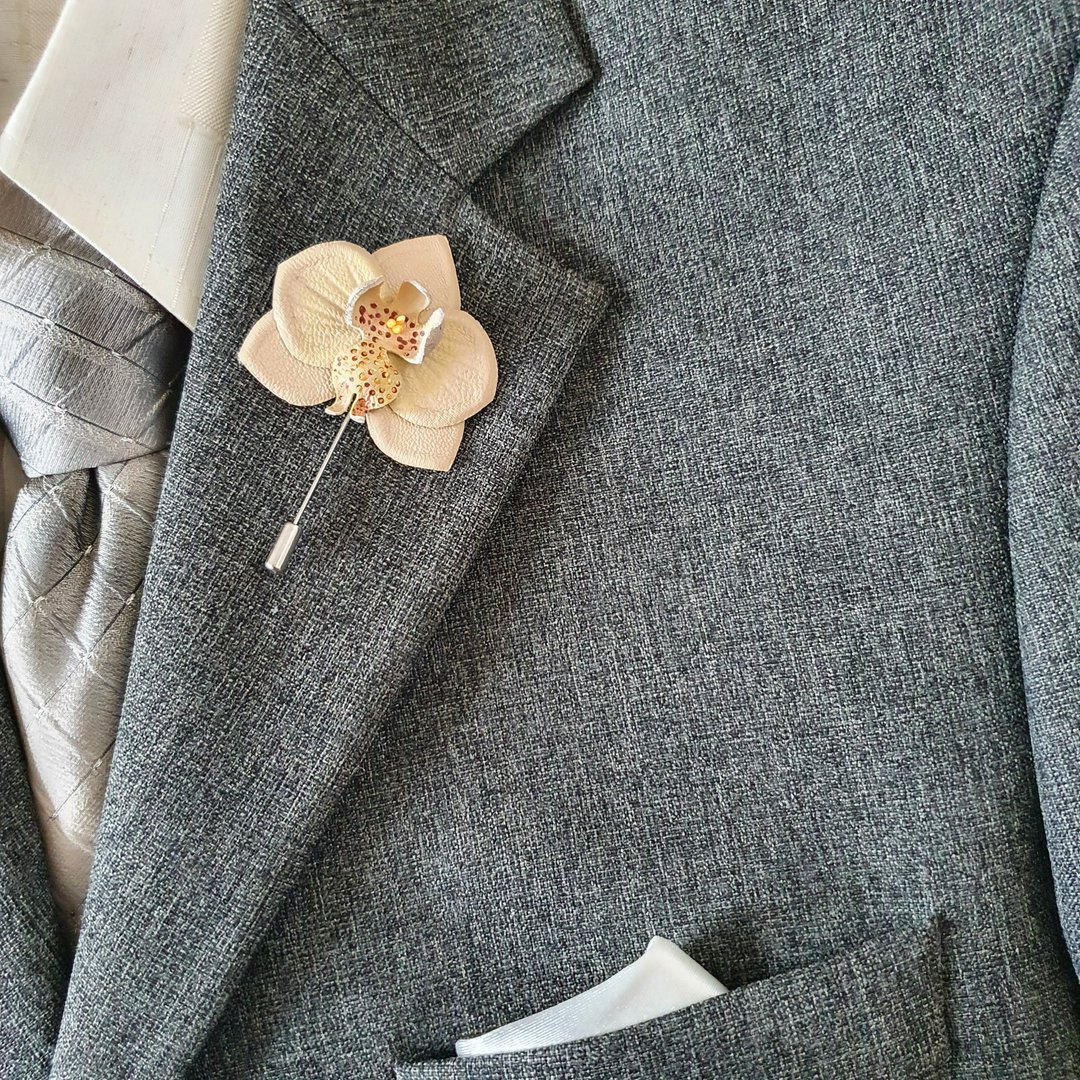 胸針 Men's lapel pin beige orchid Leather boutonniere 3rd anniversary gift - 胸针 - 真皮 多色