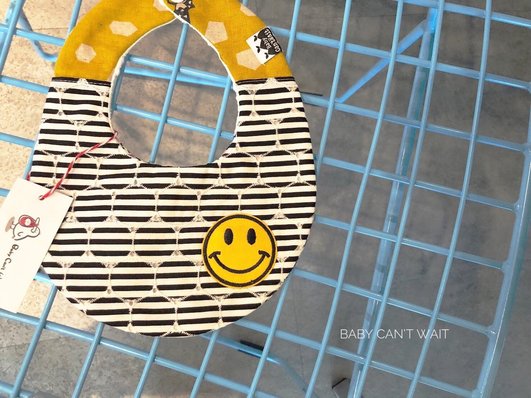 Emoji 微笑_刺绣口水巾 - 围嘴/口水巾 - 棉 白色