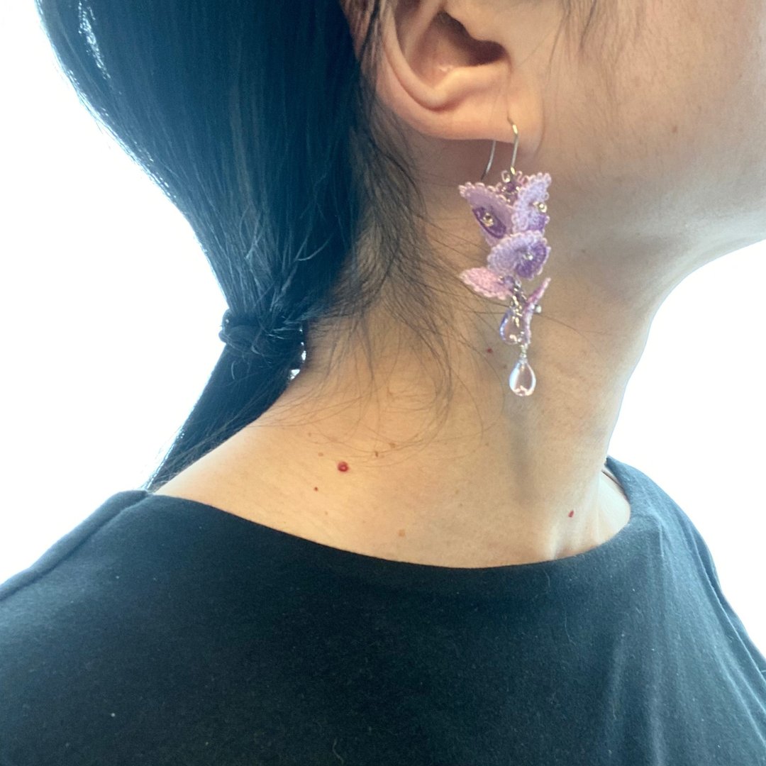 紫藤花垂坠耳环．可改耳夹 | 日本作家设计．巴拉圭传统蕾丝．玻璃珠．绽放的线之花 - 耳环/耳夹 - 绣线 紫色