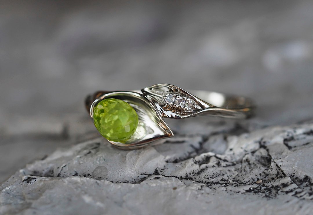 14 kt  gold ring with peridot and diamonds. Lily calla gold ring. - 戒指 - 贵金属 金色