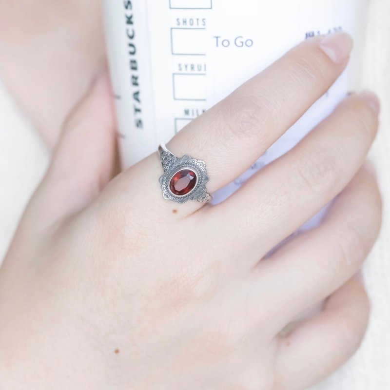 石榴石925纯银尼泊尔风格战神戒指 - 戒指 - 宝石 银色