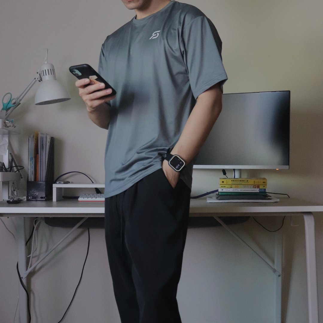 AllConf系列 半落肩休闲训练短袖上衣 - 碳深灰 - 男装运动衣 - 聚酯纤维 灰色
