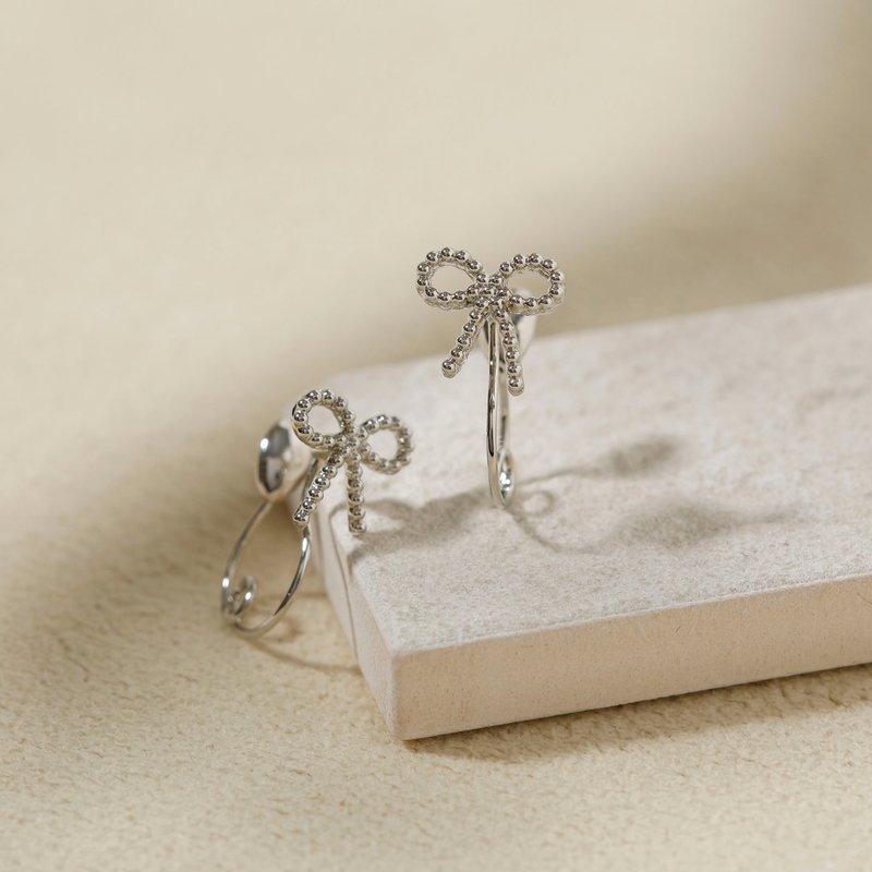 小蝴蝶结 Loop Fit 耳环，银色，迷你蝴蝶结，银 - 耳环/耳夹 - 其他金属 银色