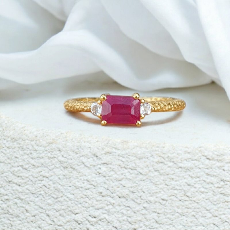 925银镀金镶嵌红宝石Ruby与白色拓帕石 (White Topaz) 戒指 - 戒指 - 宝石 蓝色