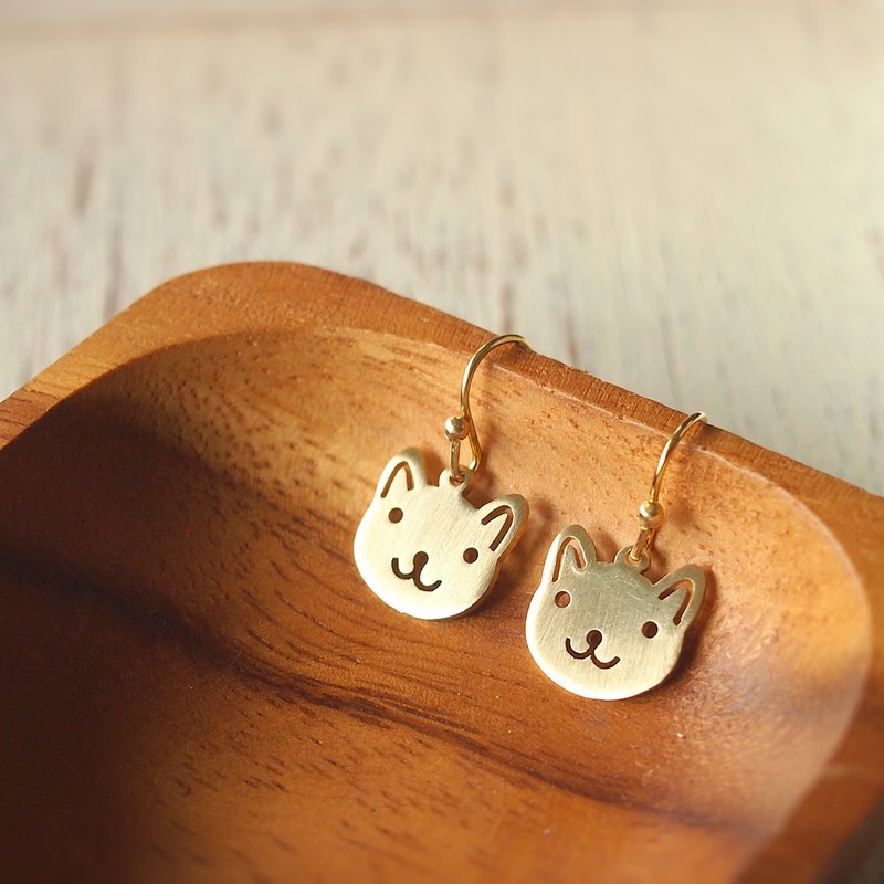 Adorable cat brass earrings (Handmade) - 耳环/耳夹 - 铜/黄铜 金色