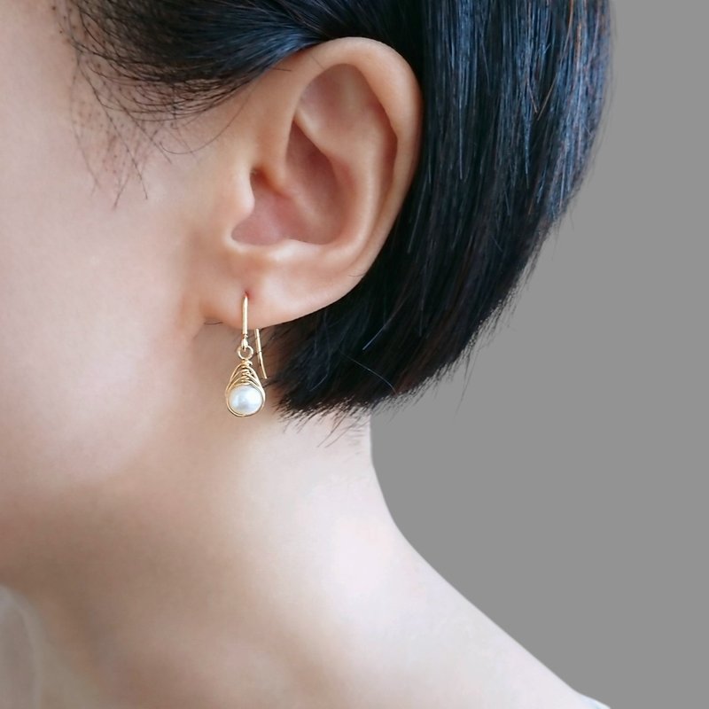 小号淡水珍珠 Herringbone 编织坠 14Kgf 包金耳环 地中海之眼 - 耳环/耳夹 - 珍珠 白色