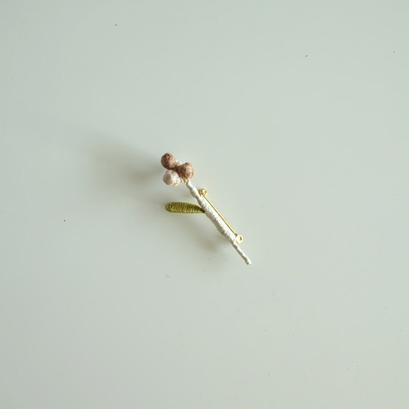 针织绣花球扣针 //Knitted embroidered flower ball pin - 胸针 - 绣线 橘色